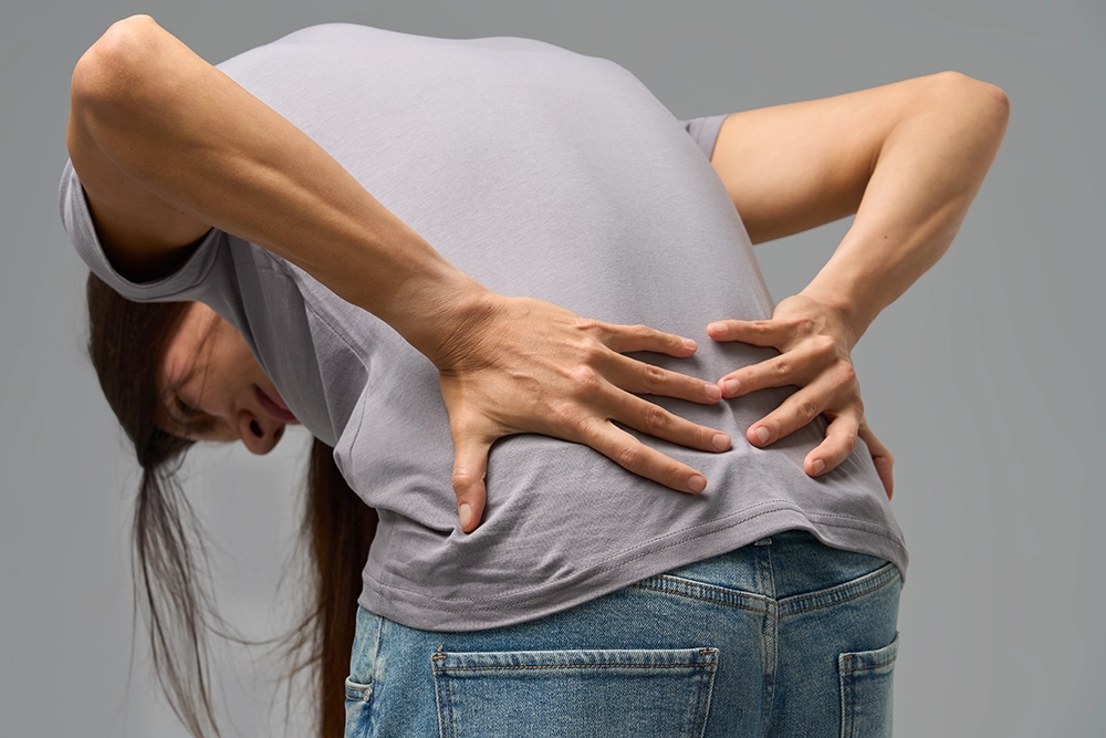 동묘정형외과 허리를 숙일 때 허리 통증이 나타날 수 있는 원인과 허리 구조를 설명하는 이미지